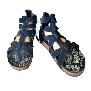 Muk Luks Black Suede Leather Gladiator Flat Sandles Size 10 Memory Foam NWT